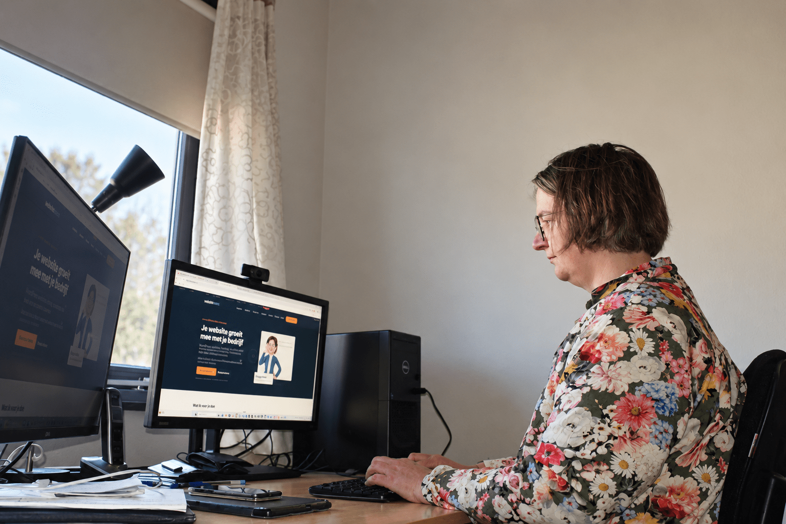 Kennismakingsgesprek aan tafel, met de laptop erbij